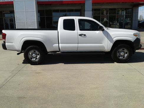 Used 2016 Toyota Tacoma SR image 8