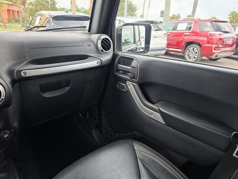 Used 2016 Jeep Wrangler Unlimited Sahara w/ Connectivity Group AWD/4WD image 9