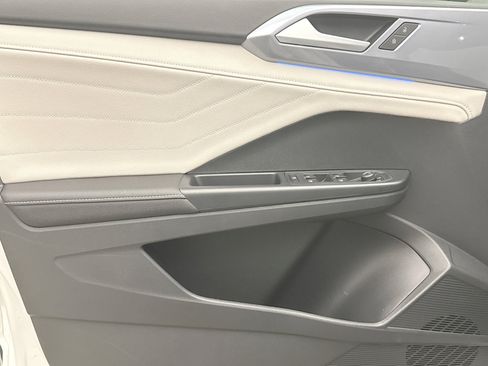 Used 2025 Volkswagen Taos SEL image 9