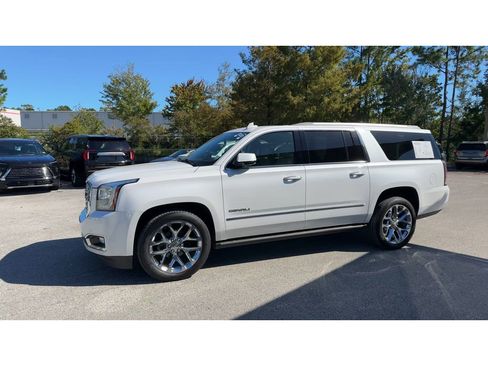 Used 2020 GMC Yukon XL Denali w/ Denali Premium Package AWD/4WD image 5