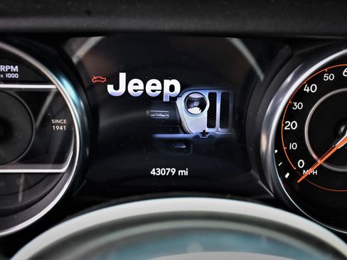 Used 2023 Jeep Gladiator Overland image 9