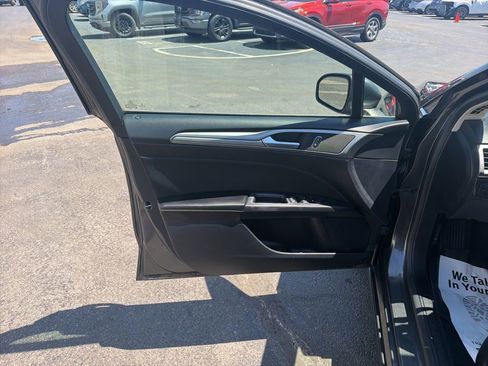 Used 2019 Ford Fusion SE FWD image 18