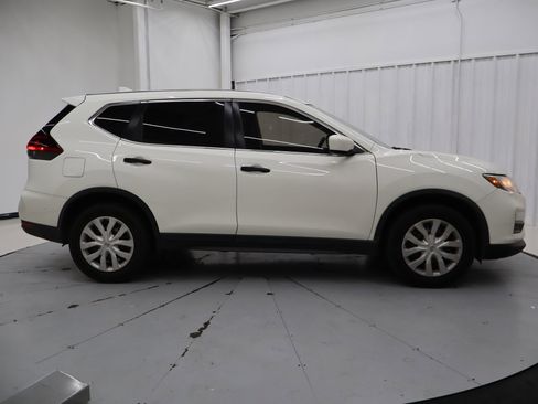 Used 2020 Nissan Rogue S image 2