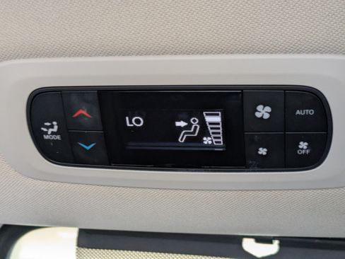 Used 2023 Chrysler Pacifica Touring-L FWD image 22