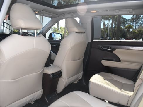Used 2020 Toyota Highlander Platinum image 18