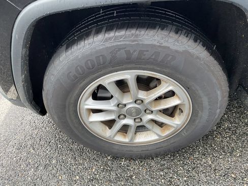 Used 2019 Jeep Grand Cherokee Laredo AWD/4WD image 12