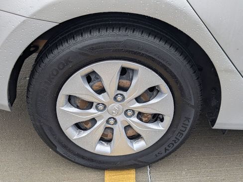 Used 2016 Hyundai Accent SE FWD image 12