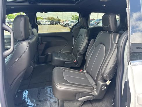 New 2027 Chrysler Pacifica Select w/ Family Tech Group AWD/4WD image 24