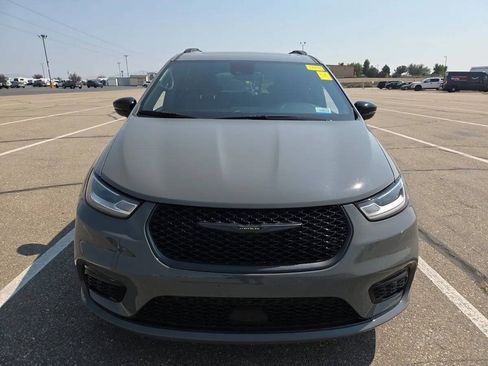 Used 2023 Chrysler Pacifica Limited w/ Uconnect Theater Family Group AWD/4WD image 5