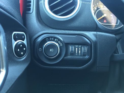 Used 2018 Jeep Wrangler Unlimited Sahara image 33