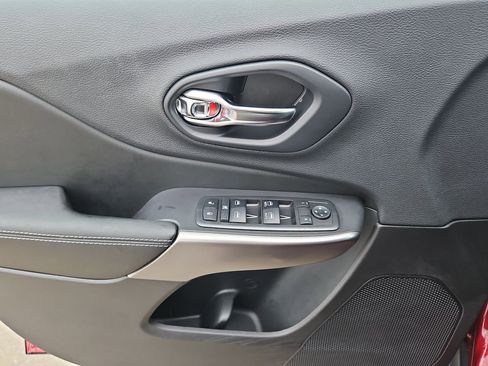 Used 2019 Jeep Cherokee Latitude Plus image 15