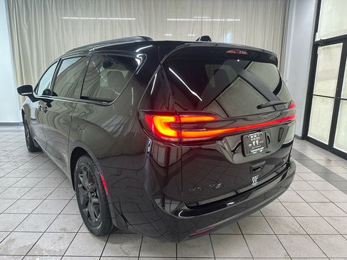 Used 2026 Chrysler Pacifica Limited w/ S Appearance Package FWD image 10