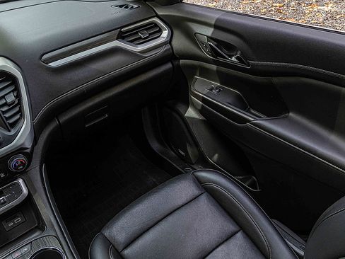 Used 2023 GMC Acadia SLT w/ LPO, Floor Liner Package image 17