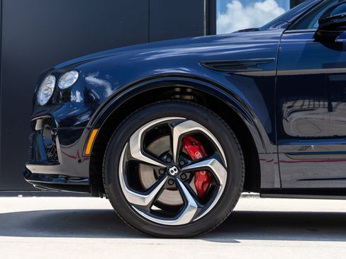 Used 2023 Bentley Bentayga AWD/4WD image 11