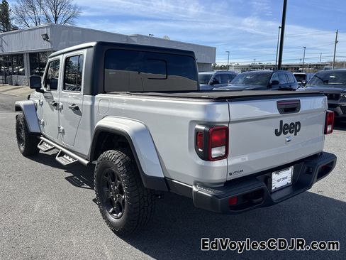 Used 2023 Jeep Gladiator Willys image 6