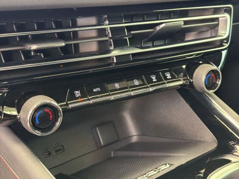 Used 2024 Chevrolet Traverse RS image 25