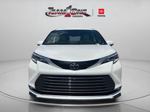 Used 2026 Toyota Sienna Platinum AWD/4WD image 2