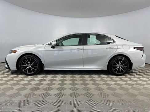 Used 2024 Toyota Camry SE image 4