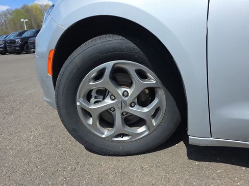 Used 2024 Chrysler Pacifica Limited image 13