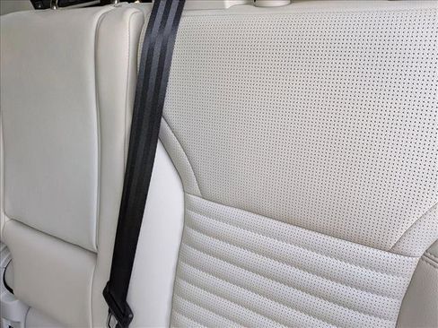 Certified 2025 Land Rover Discovery Dynamic SE image 15