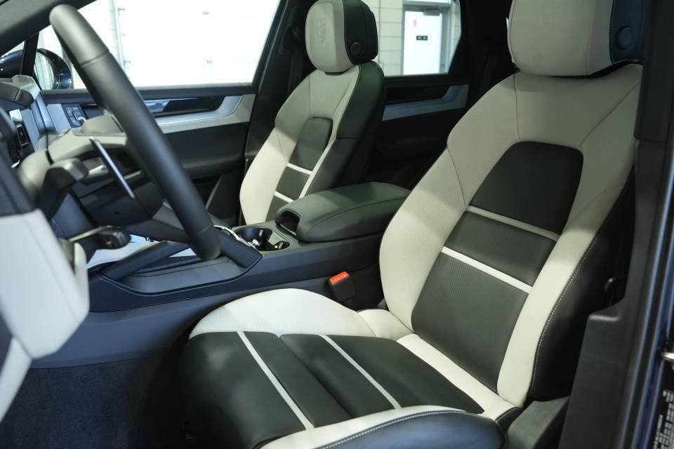 Certified 2026 Porsche Cayenne AWD/4WD image 5