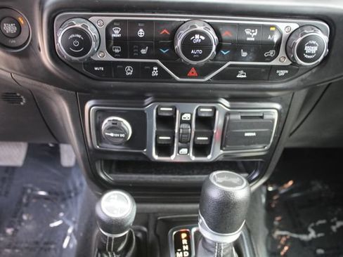 Used 2022 Jeep Wrangler Unlimited Sahara w/ Cold Weather Group AWD/4WD image 24