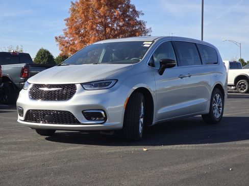 New 2026 Chrysler Pacifica Limited image 13