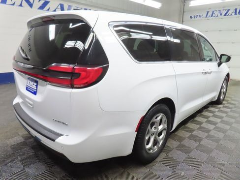Used 2024 Chrysler Pacifica Limited FWD image 5