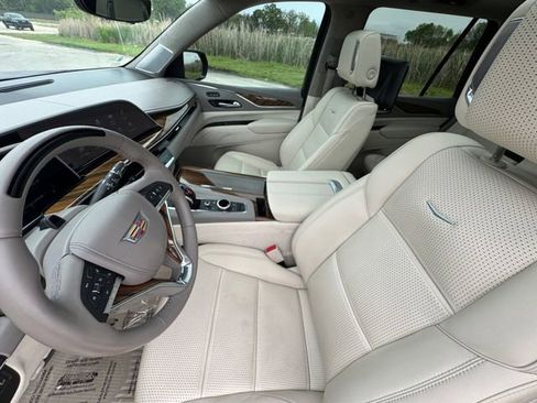 Used 2023 Cadillac Escalade Sport Platinum w/ LPO, Floor Liner Package AWD/4WD image 28