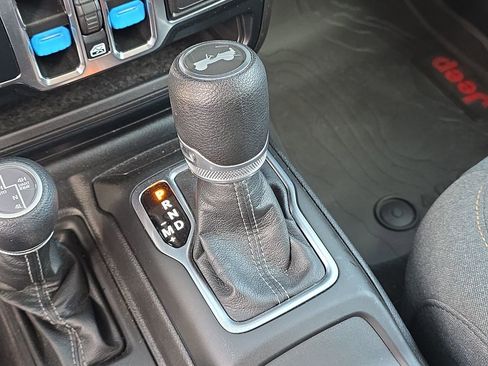 Used 2024 Jeep Wrangler Unlimited Sahara image 25