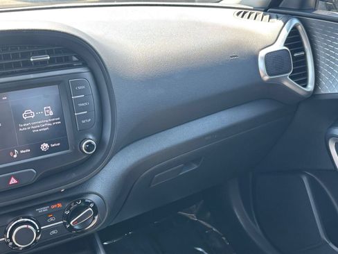 Used 2025 Kia Soul LX w/ LX Technology Package FWD image 32