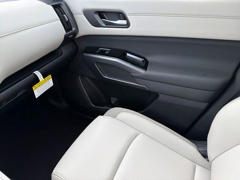 New 2026 Nissan Pathfinder SL w/ SL Premium Package (P04) FWD image 26