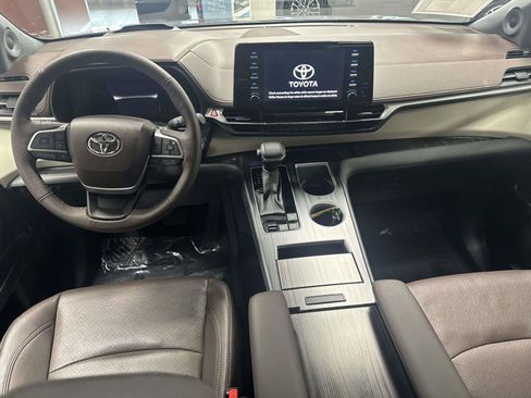 Used 2023 Toyota Sienna Platinum AWD/4WD image 12