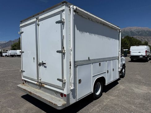 Used 2005 Ford E-350 and Econoline 350 Super Duty RWD image 3