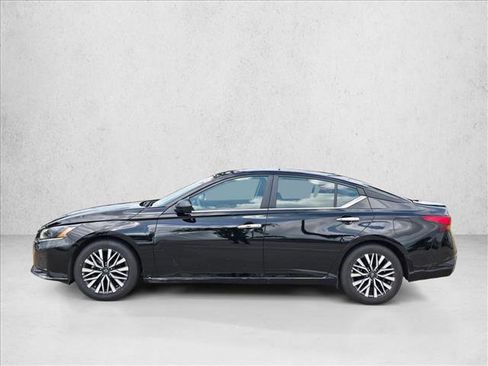 Used 2025 Nissan Altima 2.5 SV FWD image 9