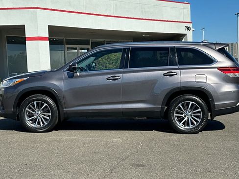 Used 2019 Toyota Highlander XLE AWD/4WD image 9