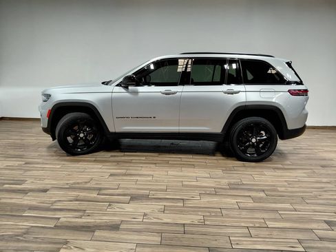 Used 2022 Jeep Grand Cherokee Altitude AWD/4WD image 26