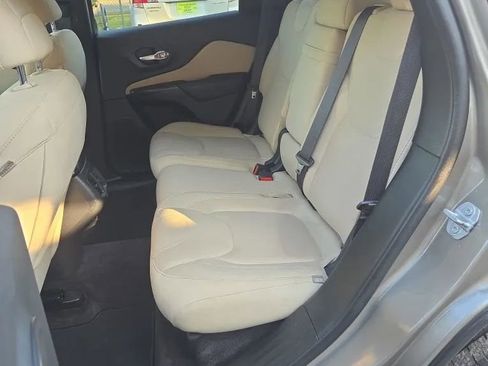 Used 2016 Jeep Cherokee Latitude FWD image 7