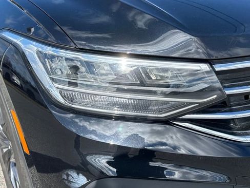 Used 2023 Volkswagen Tiguan SE w/ Panoramic Sunroof Package image 12