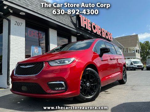 Used 2025 Chrysler Pacifica Select FWD image 1