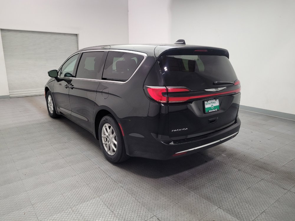 Used 2024 Chrysler Pacifica Touring-L FWD image 6