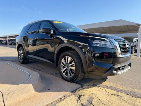 Used 2025 Nissan Pathfinder SL image 3