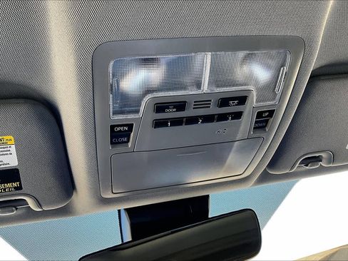 Used 2018 Toyota Highlander XLE image 29