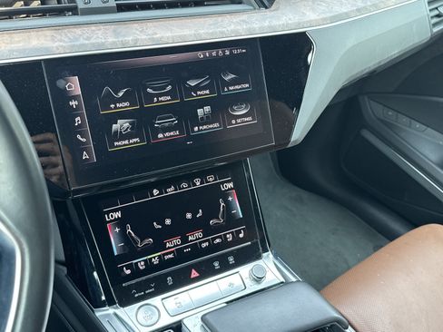 Used 2019 Audi e-tron Prestige w/ Prestige Package AWD/4WD image 18