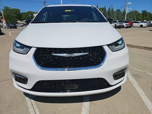 Used 2025 Chrysler Pacifica Select w/ Uconnect Theater Family Group AWD/4WD image 6
