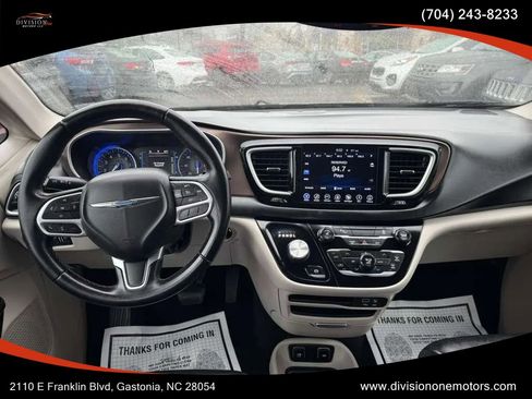 Used 2017 Chrysler Pacifica Touring-L FWD image 12