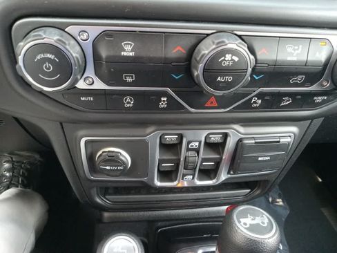 Used 2018 Jeep Wrangler Unlimited Sahara AWD/4WD image 18