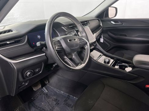 Used 2023 Jeep Grand Cherokee Laredo w/ Luxury Tech Group I AWD/4WD image 9