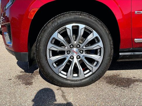 Used 2022 GMC Yukon Denali w/ Denali Premium Package AWD/4WD image 2