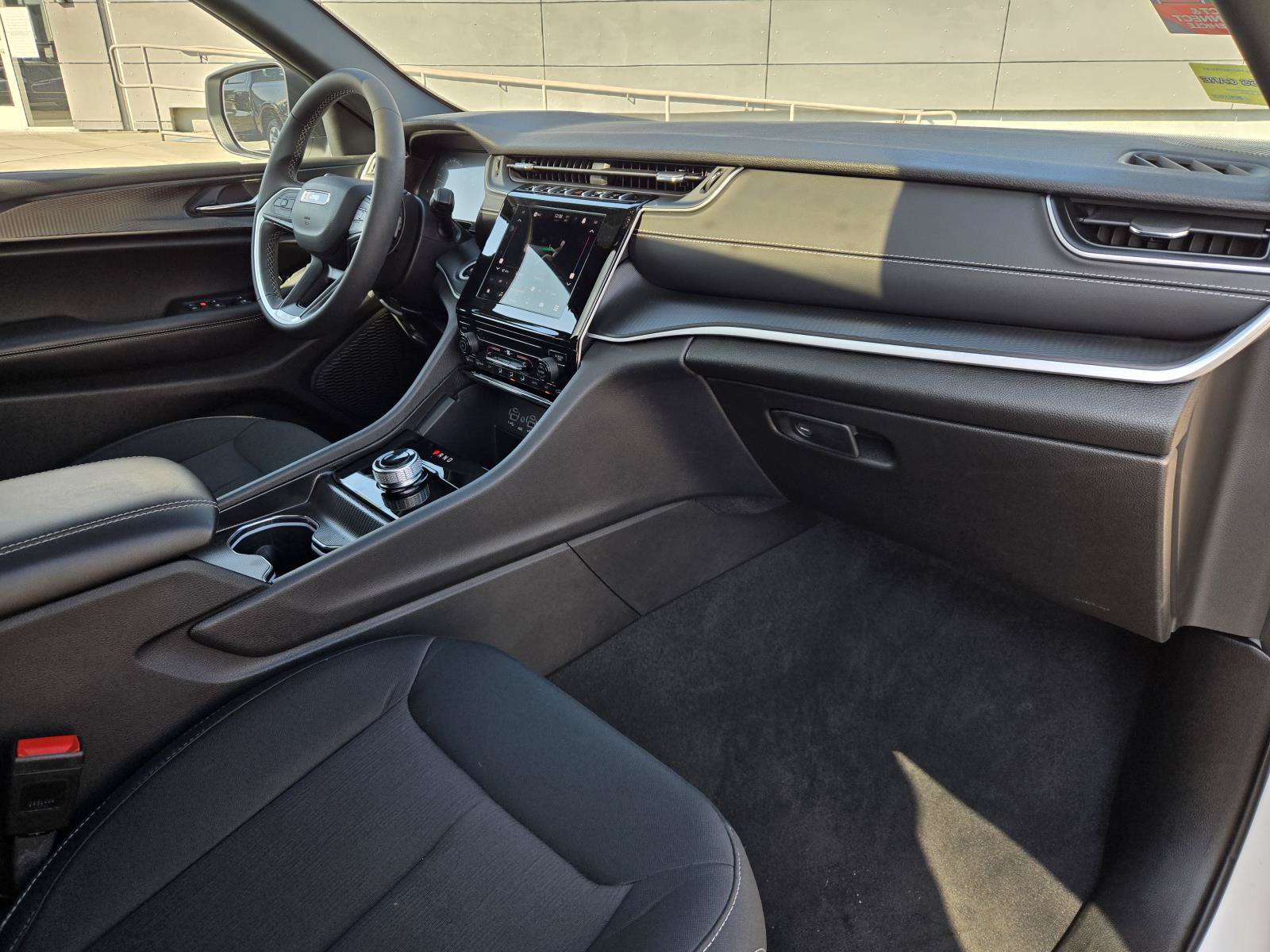 Used 2025 Jeep Grand Cherokee Laredo X RWD image 30